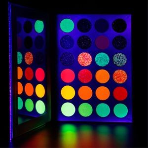 Olajulie Glow in the dark eye palette